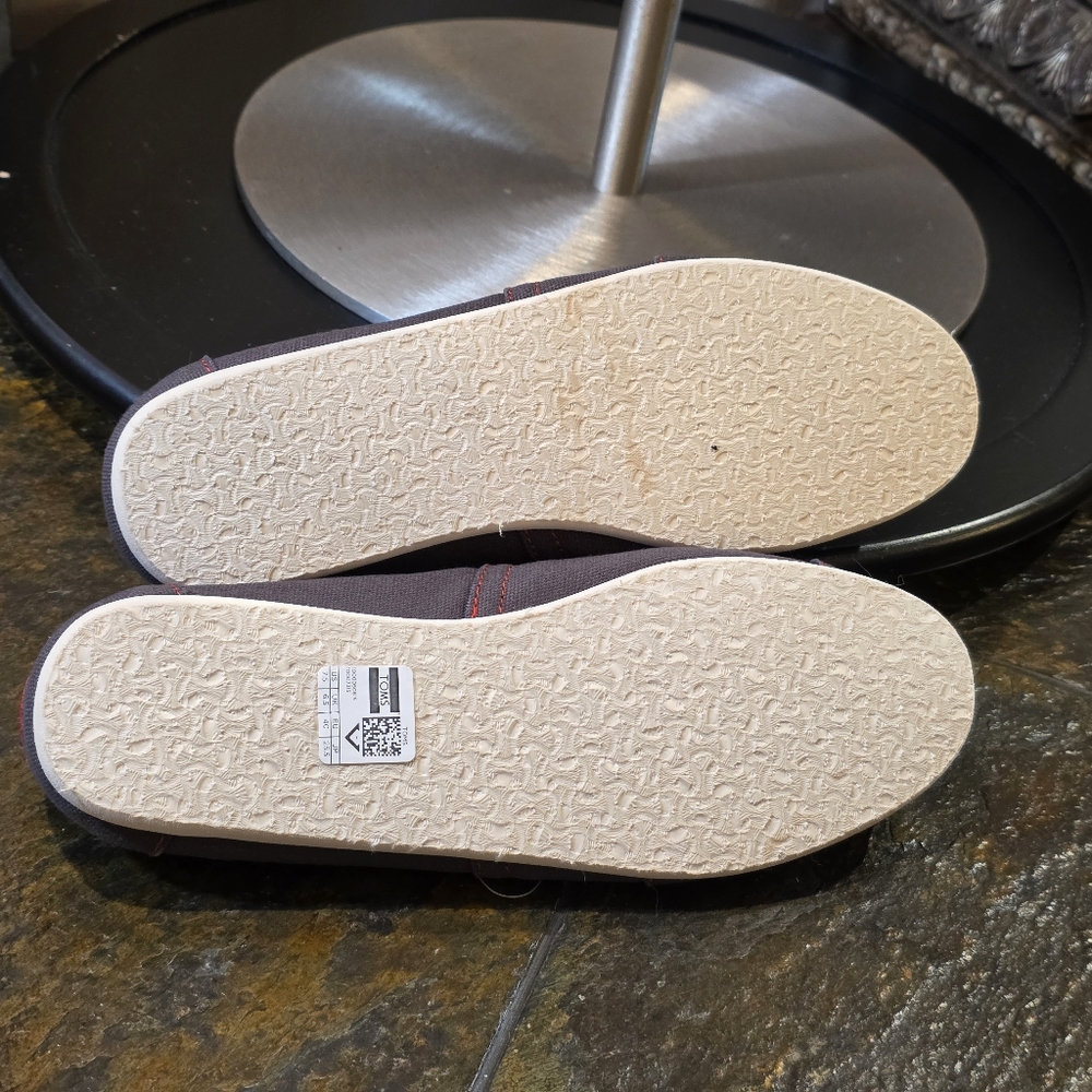 Toms Audi Limited Edition (Ash/Red) Slip-On Shoes. Men's 7.5.  NWT. - Picture 7 of 7